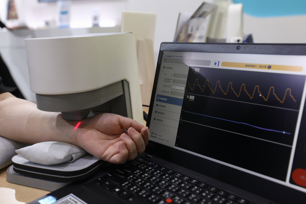 贝斯特耘康脈象檢測系統透過電腦精準控制升降系統，還原中醫師三指把脈過程的舉、按、尋手法，將脈象感受轉化成數據，未來可結合大數據分析，實現智慧醫療及準確性